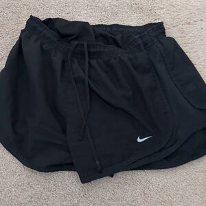 Nike Black Athletic Shorts Lightweight Breathable Design